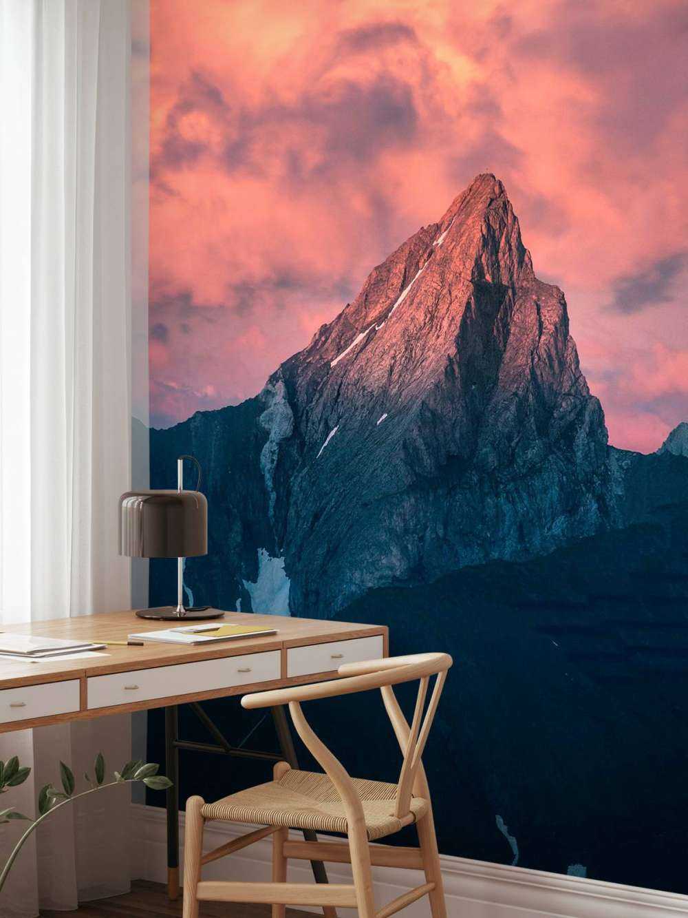 Cime de montagne dans la pénombre ardente