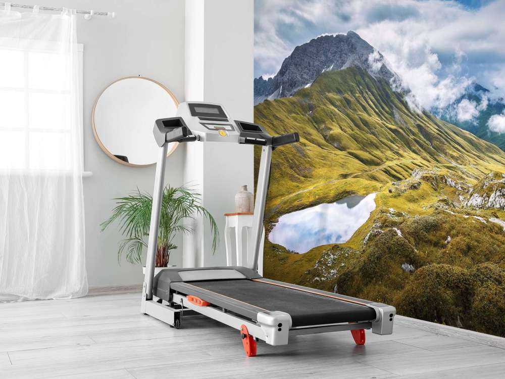 Paysage de montagne avec des nuages et un lac de montagne