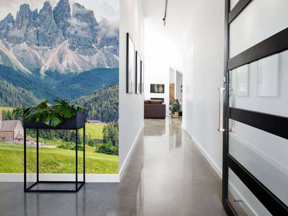 Village alpin dans une vallée verte