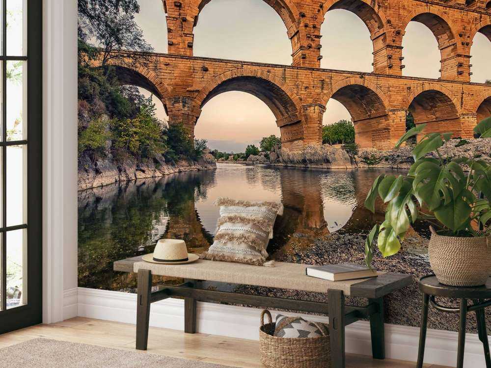 Arches de pierre au-dessus d'une rivière calme