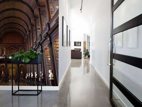 Salle de livres classiques avec des arcs