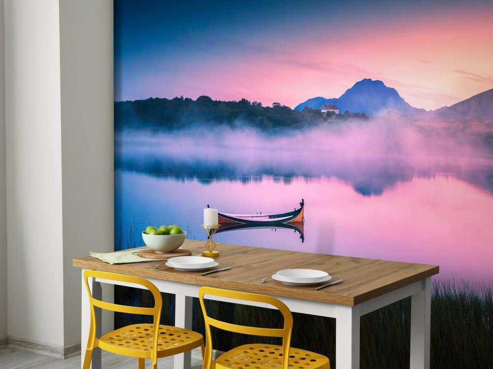 Lever de soleil brumeux au lac