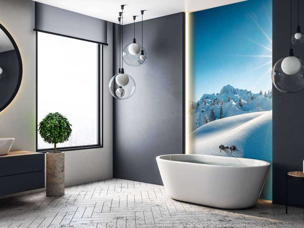 Lumière du soleil sur des collines enneigées scintillantes.