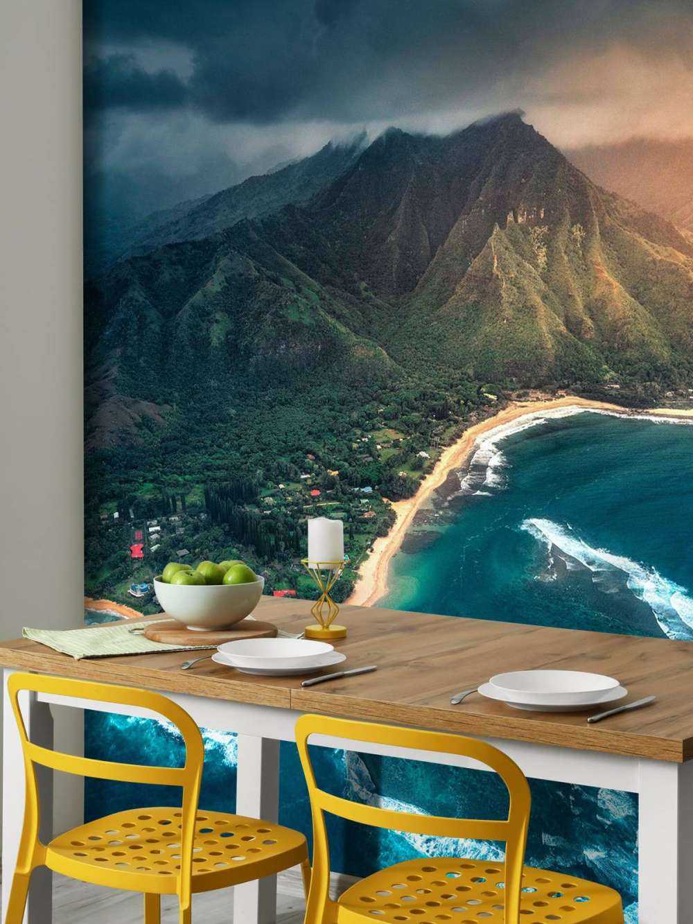 Littoral tropical sous un ciel menaçant.