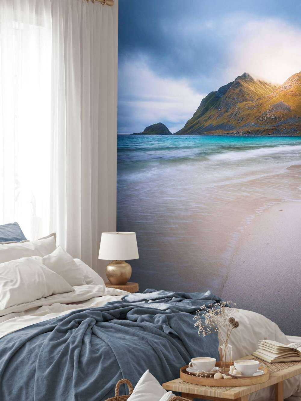 Lumière du soleil sur la montagne et les vagues