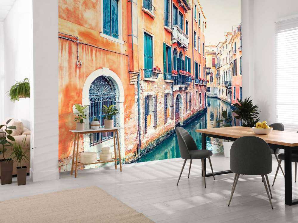 Des façades chaleureuses le long du canal vénitien.