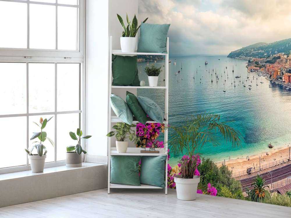 Côte des fleurs près d'une baie turquoise