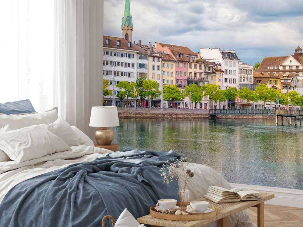 Des façades colorées le long de la rivière urbaine.