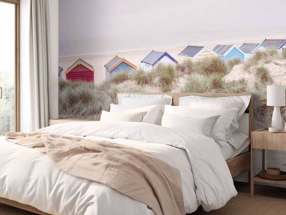 Les cabanes de plage sur le rivage sablonneux.