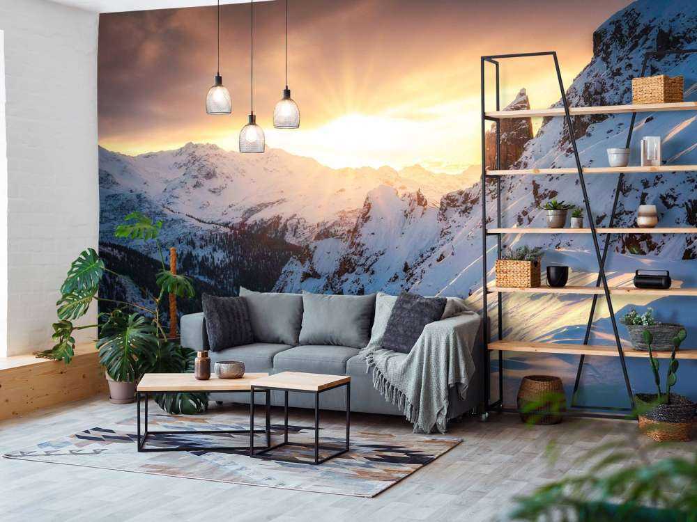 Soleil du soir derrière les sommets enneigés