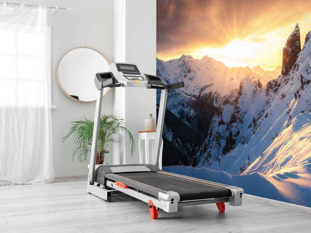 Soleil du soir derrière les sommets enneigés