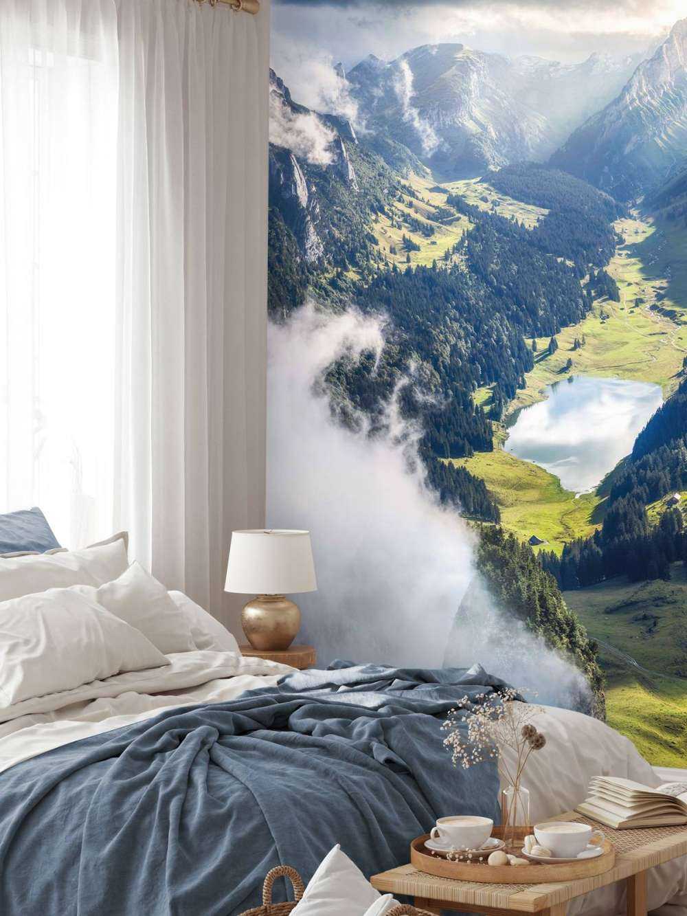 Lumière du soleil sur un lac de montagne dans la vallée