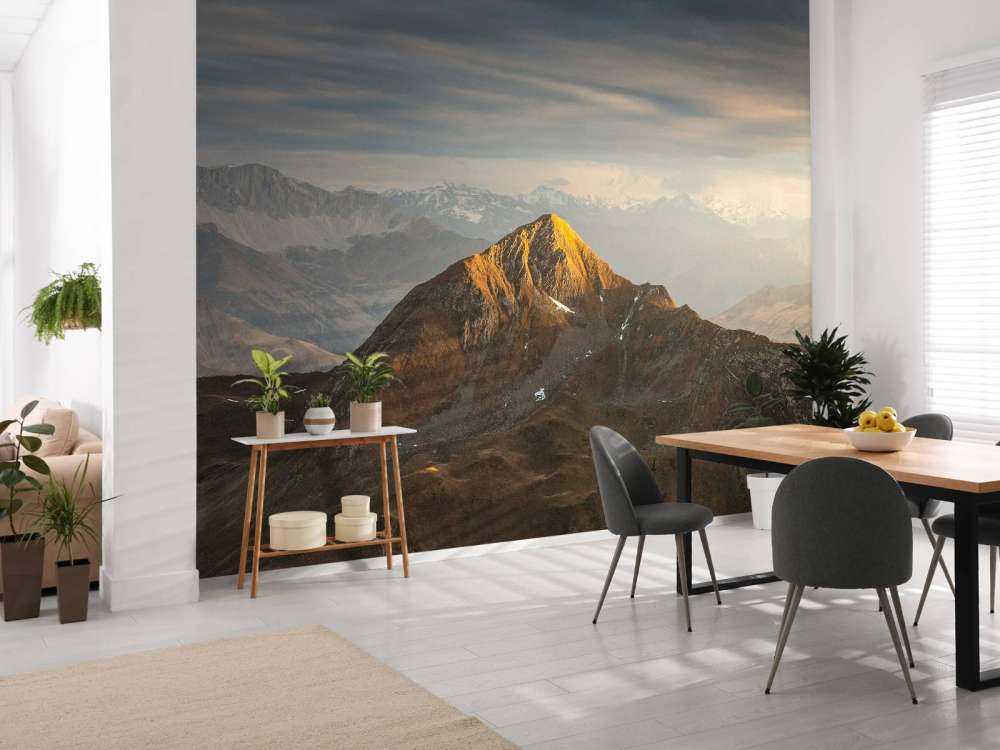 Lumière dorée du soleil sur le sommet de la montagne au lever du soleil.