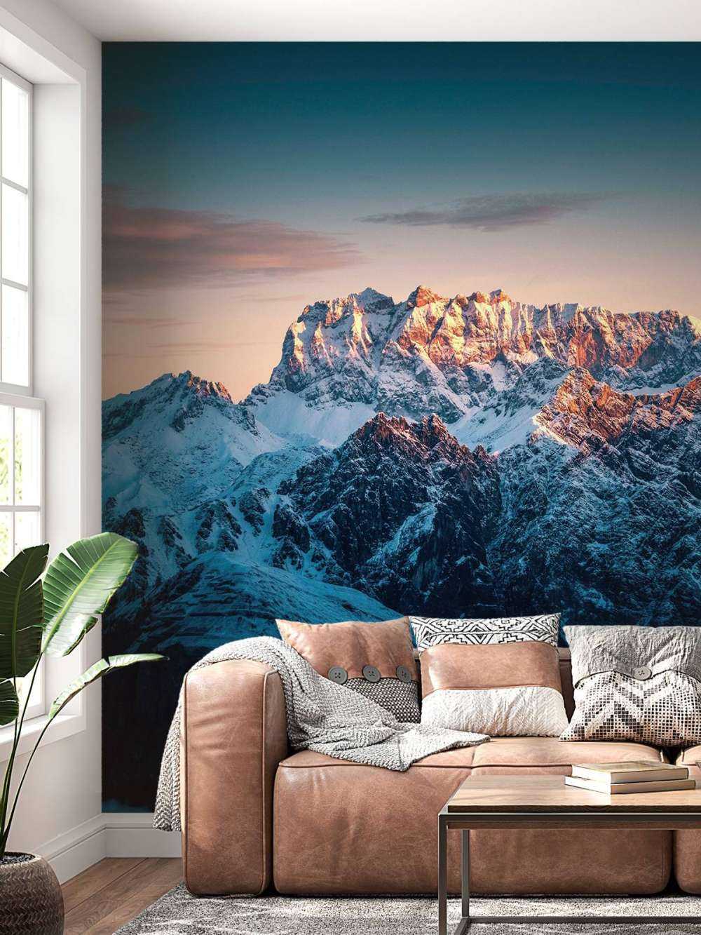 Lumière du soir sur les sommets enneigés de montagne