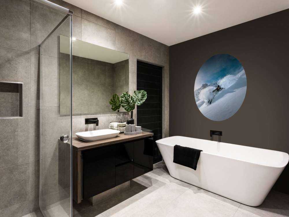 Descente en poudreuse pleine d'action par temps clair