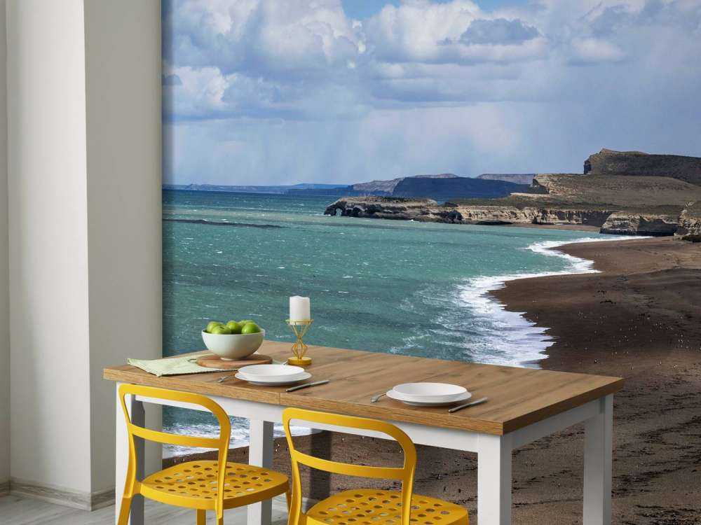 Côte escarpée avec mer turquoise.