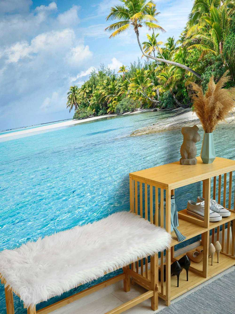 Plage tropicale claire avec des palmiers