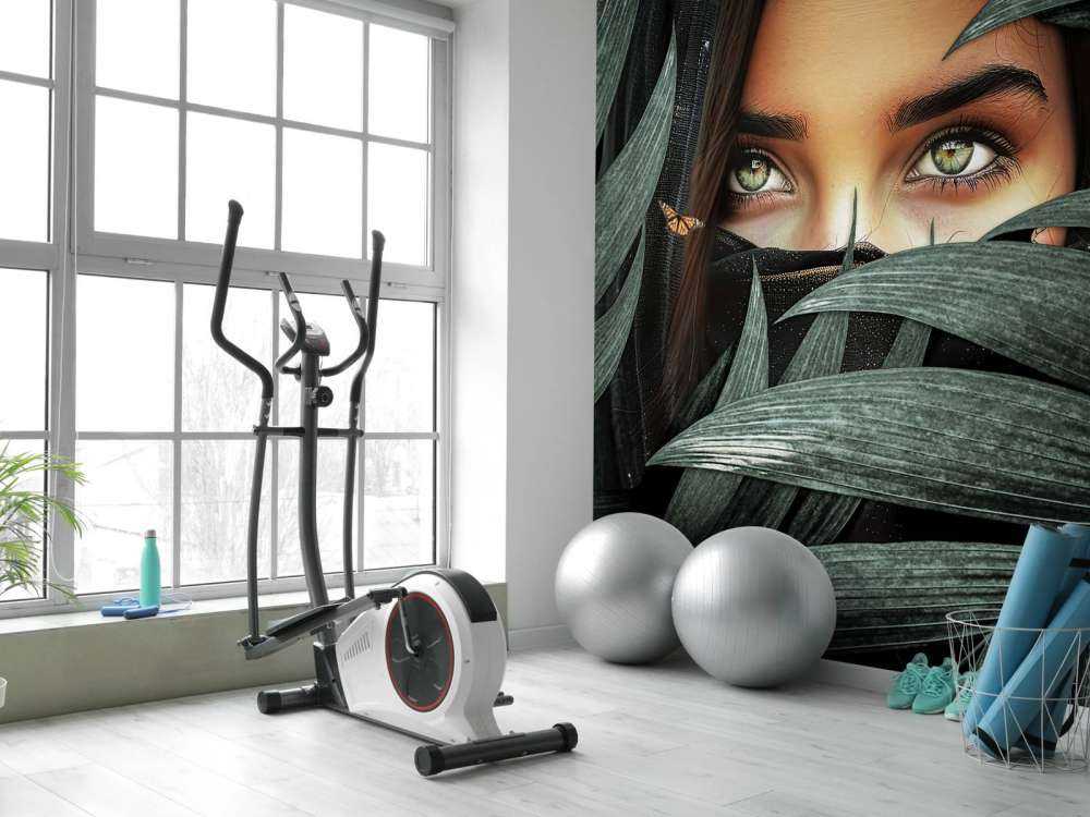 Regard vert entre les palmiers