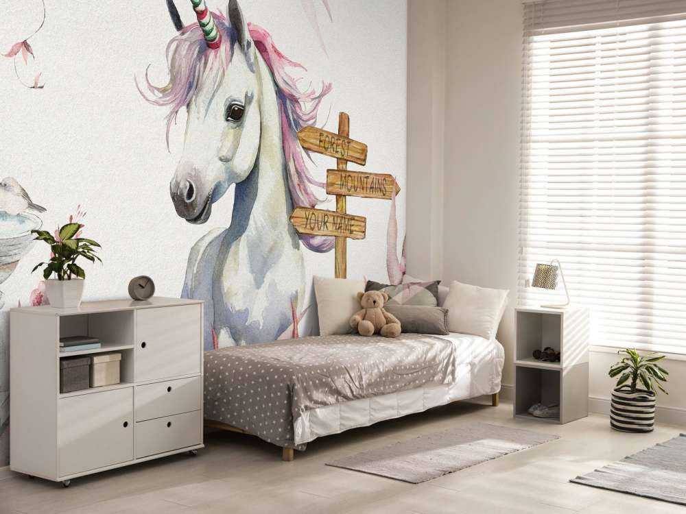 Bébé licorne avec des plantes roses