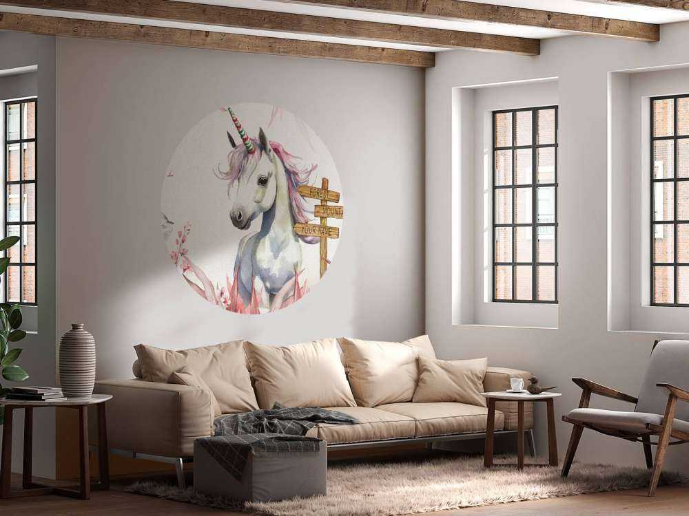 Bébé licorne avec des plantes roses