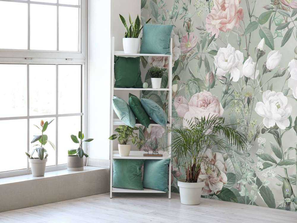 Oiseaux dans le jardin de roses