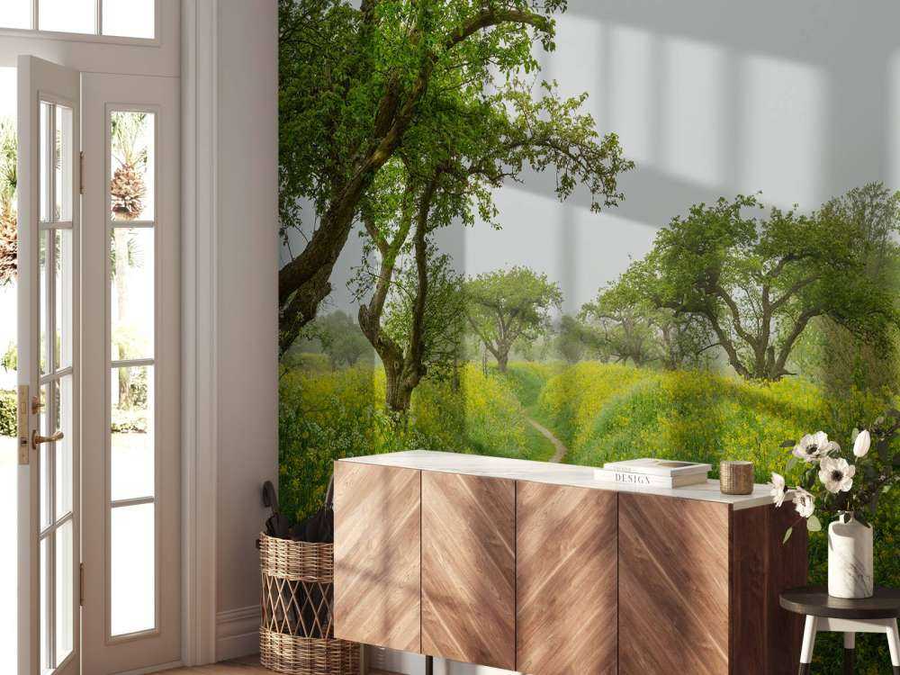 Promenade au millieu de fleurs jaunes