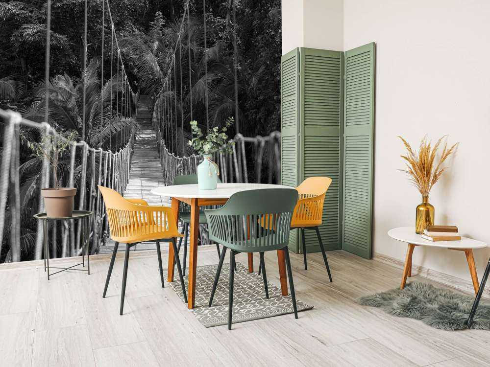 Pont en bois entre des palmiers