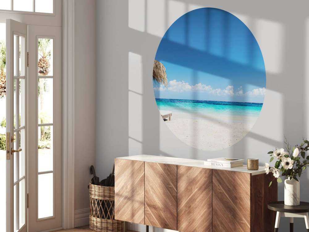 Chaises et parasol sur plage tropicale