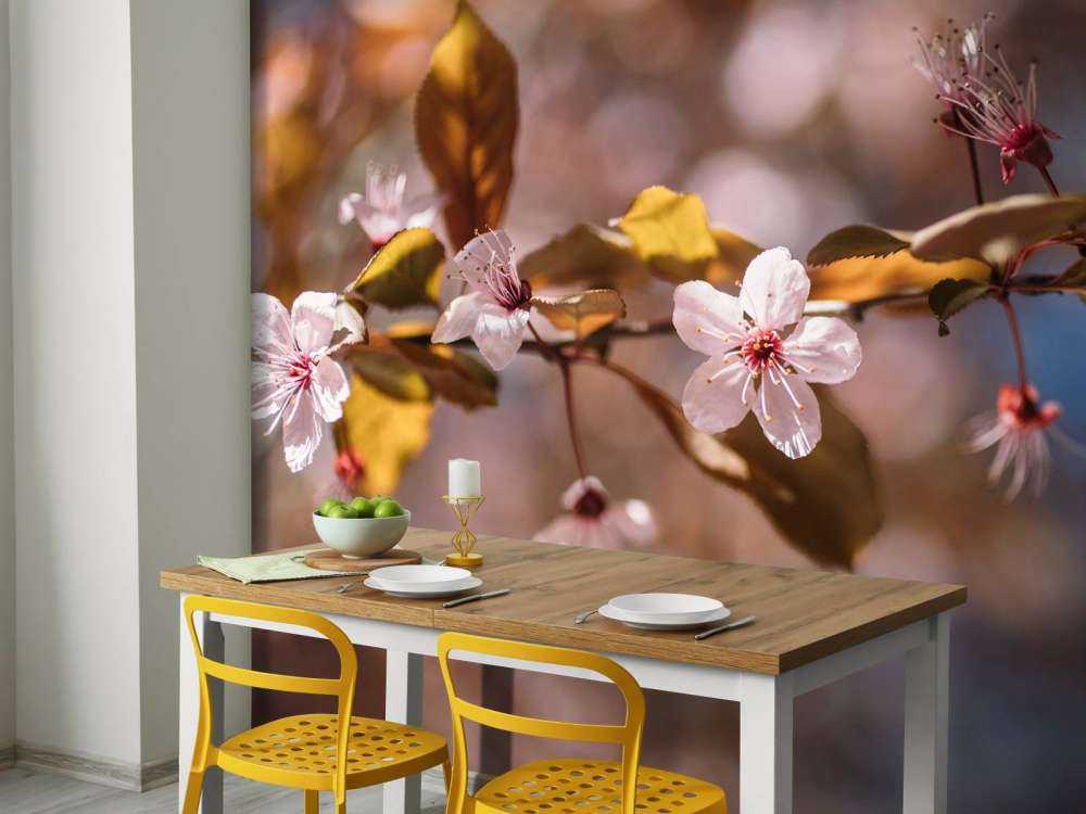 Fleurs roses et feuilles brunes