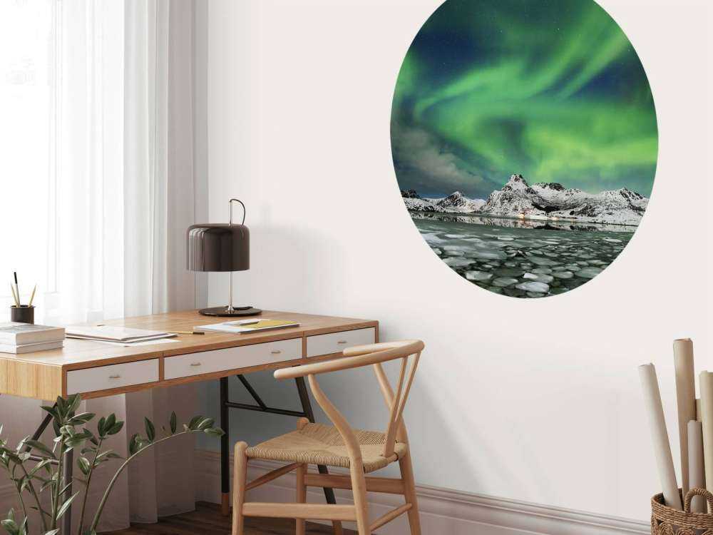 Aurore boréale au-dessus d'un paysage d'hiver