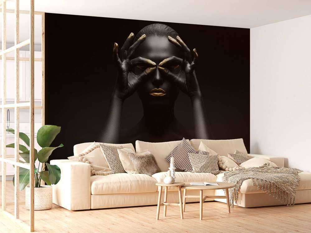 Femme peinte en noir