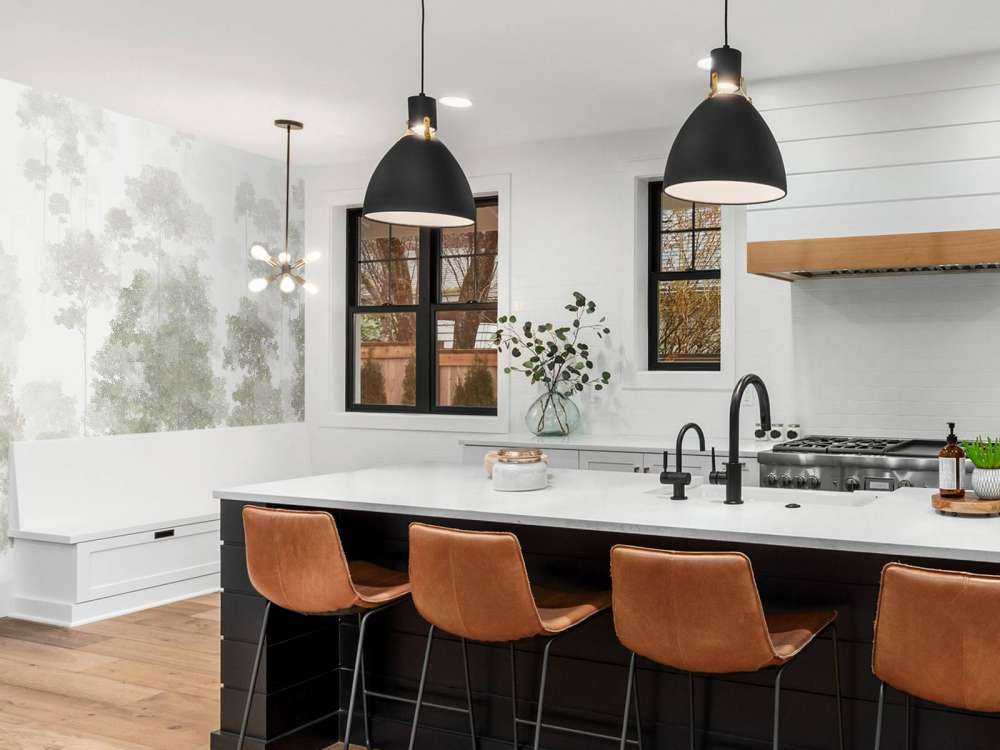 Forêt peinte dans la brume