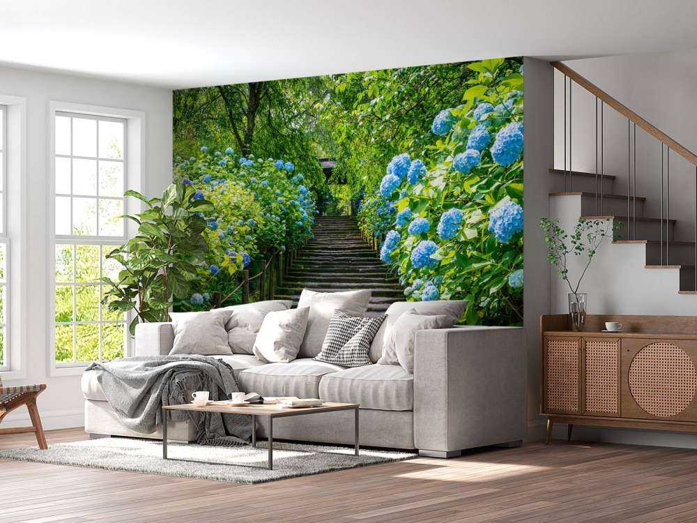 Escalier entre des hortensias