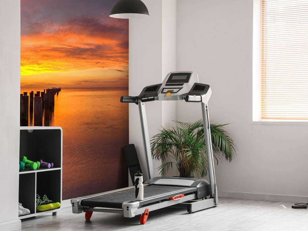 Brise-lames au lever du soleil