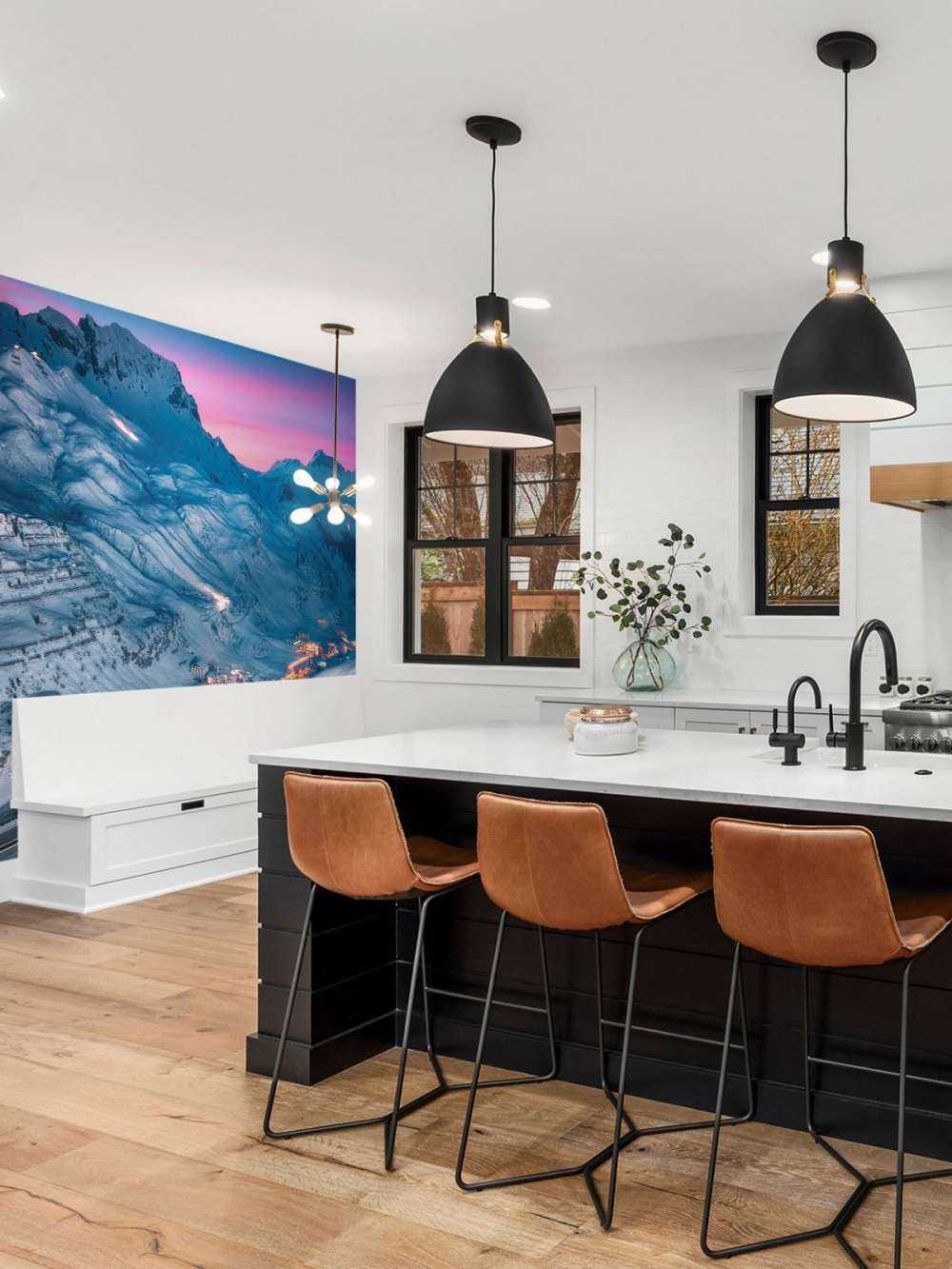 Village enneigé sous un ciel du soir violet