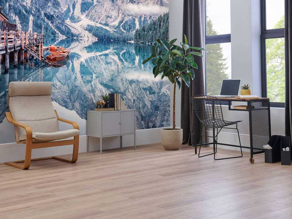 Lac de montagne près d'une jetée en bois