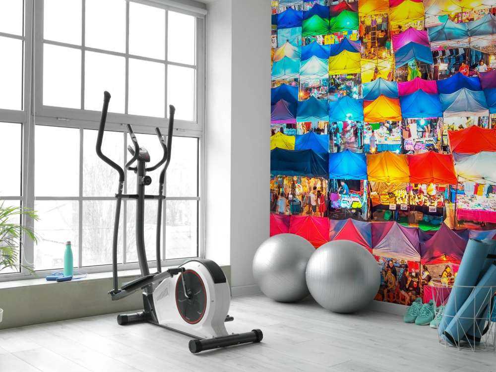 Capuchons colorés au marché nocturne