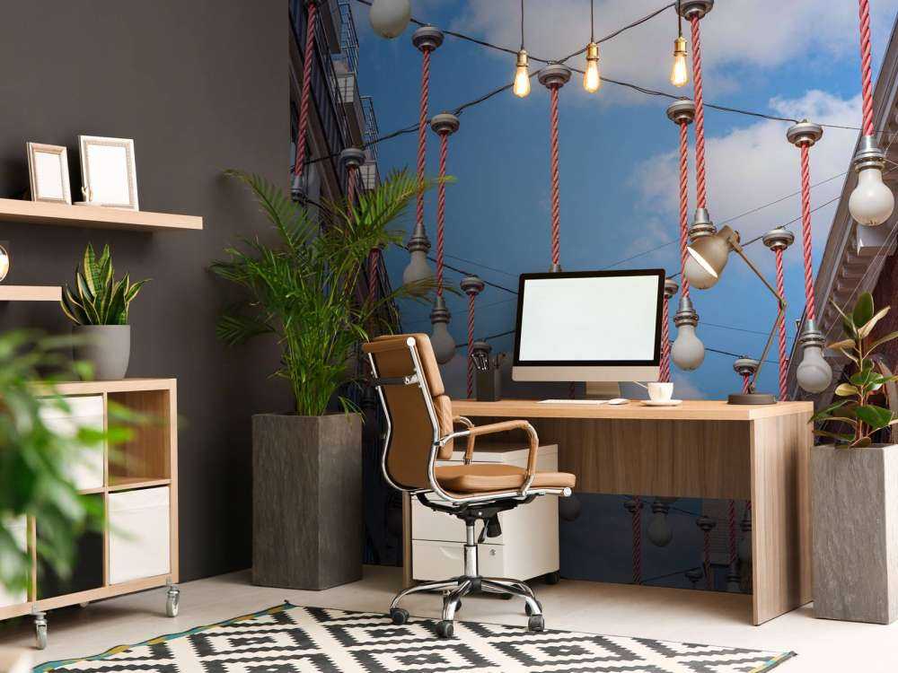 Ampoules lumineuses suspendues le long des bâtiments pour les décorations de Noël, Londres.