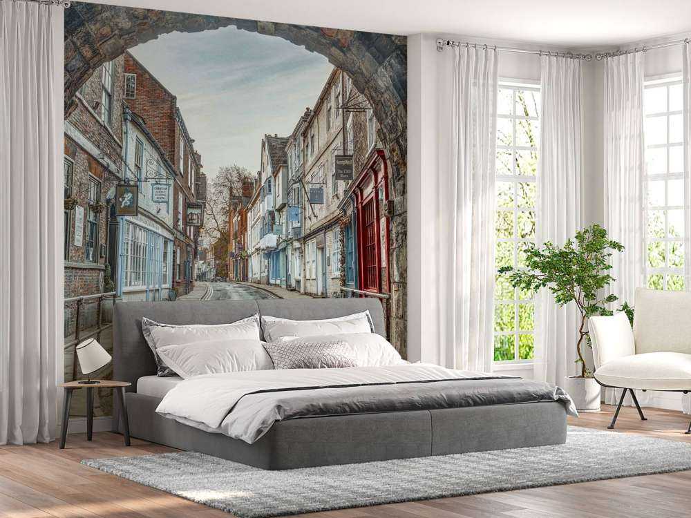 Rue historique sous une porte en pierre