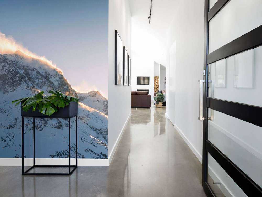 Sommet de montagne dans l'éclat du matin enflammé.