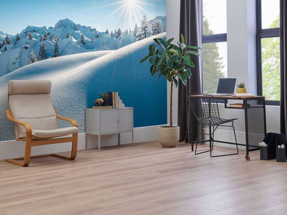 Lumière du soleil sur des collines enneigées scintillantes.