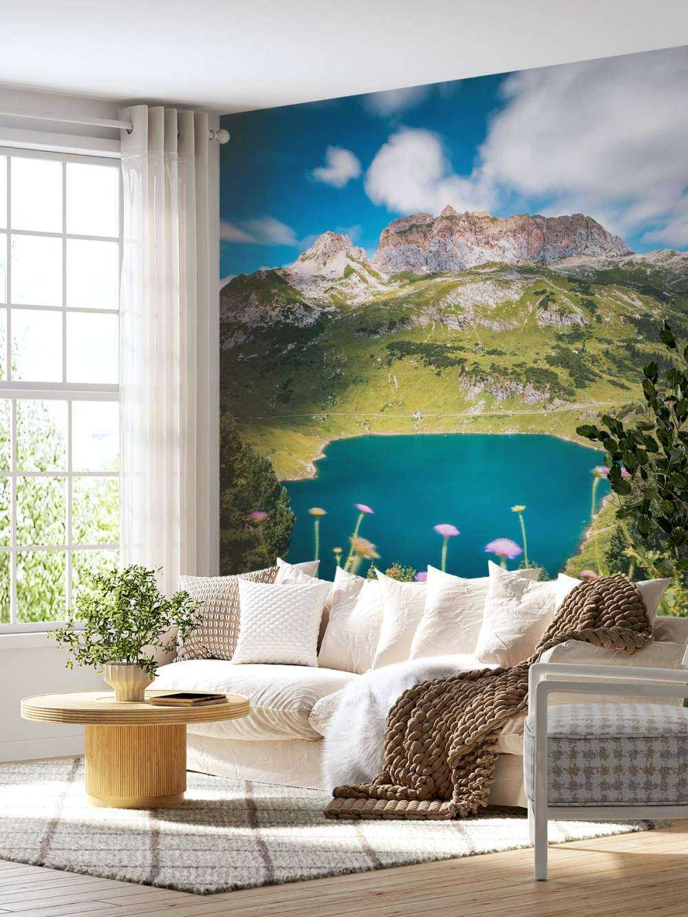 Pré fleuri au bord d'un lac de montagne clair