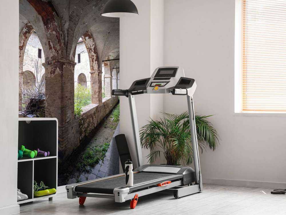 Couloir de monastère abandonné en décomposition