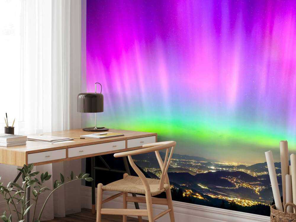 Aurore boréale au-dessus de la ville de montagne illuminée