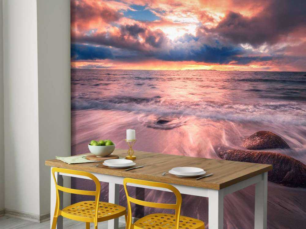 Ciel d'orage au-dessus des vagues calmes