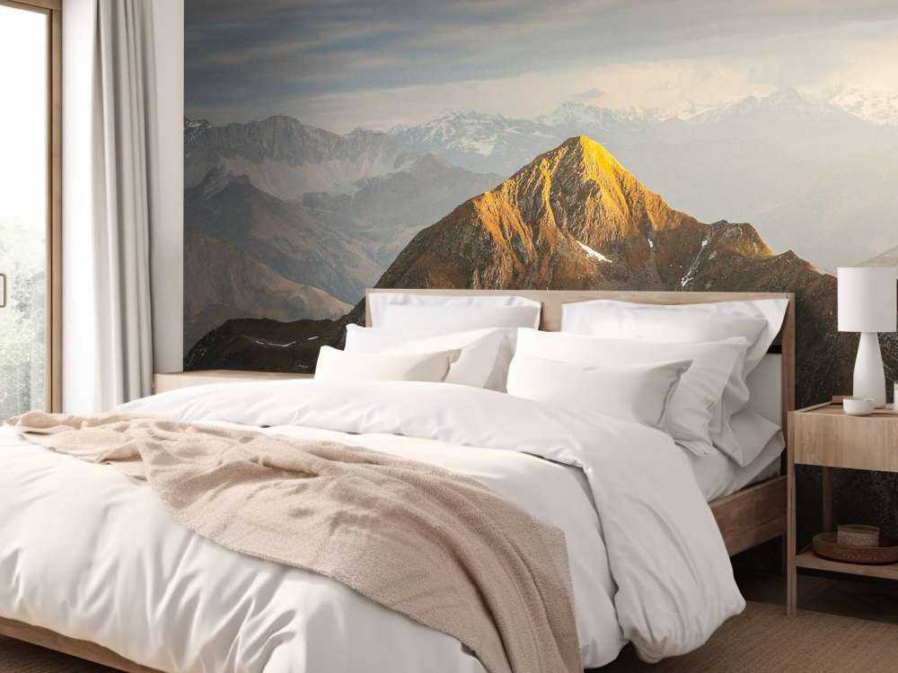 Lumière dorée du soleil sur le sommet de la montagne au lever du soleil.