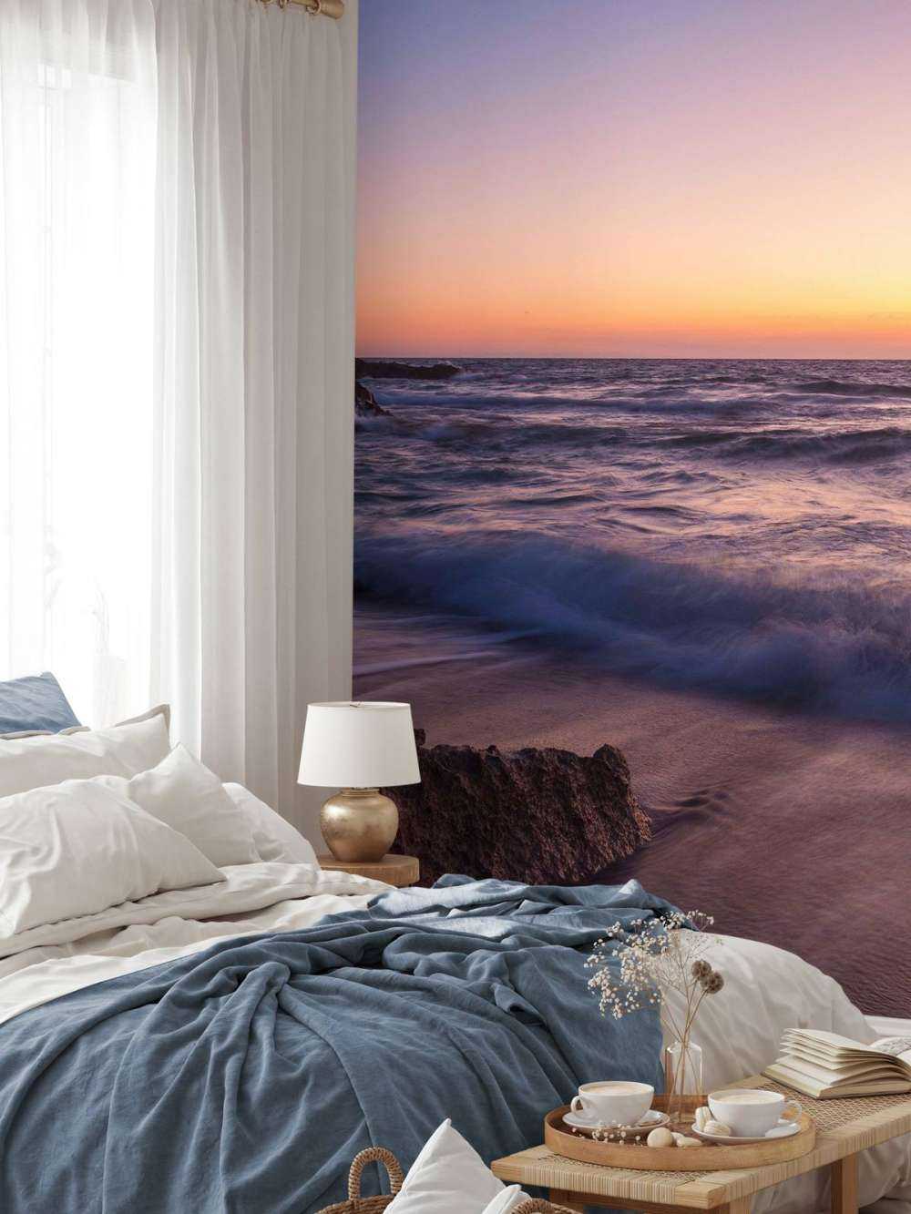 Lumière de lune sur des vagues violettes au coucher du soleil.