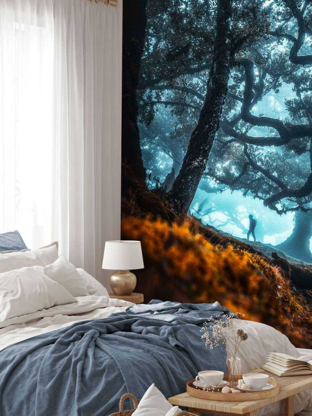 Silhouette mystique dans la forêt de brume.