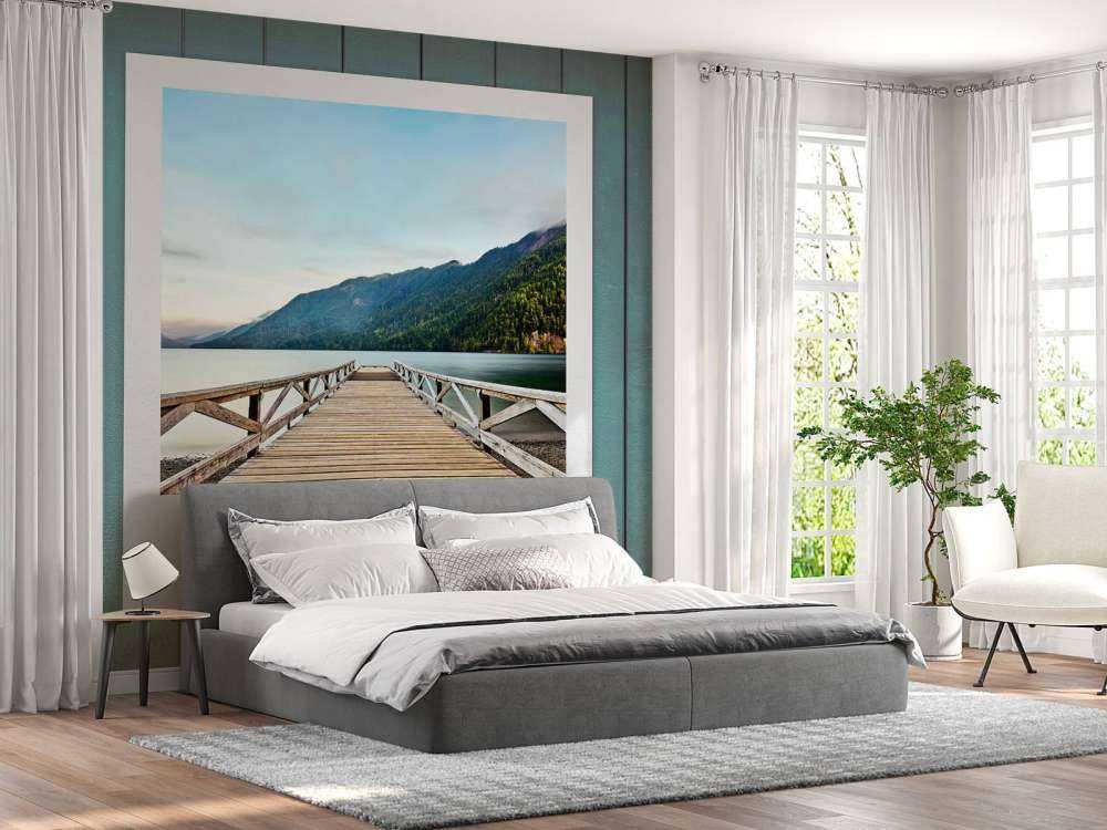 Quai en bois au bord d'un lac de montagne