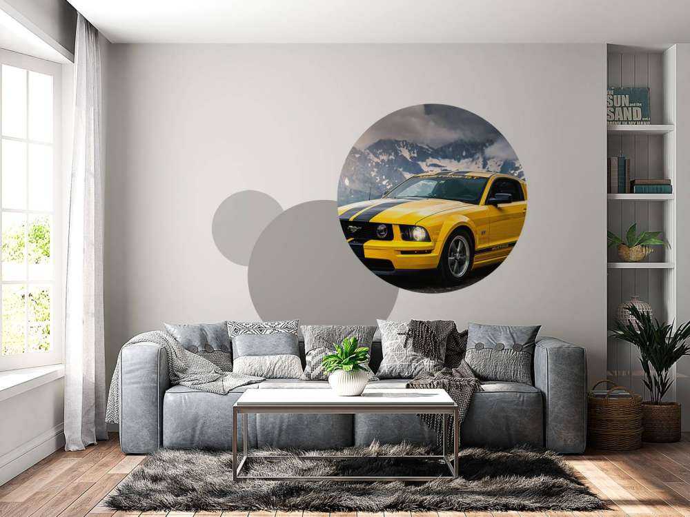 Mustang gelé dans un paysage montagneux